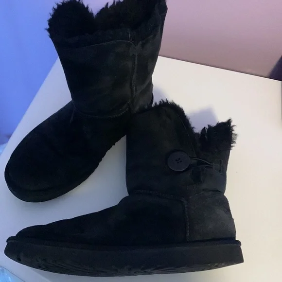 Bailey Button Ugg Short Ankle Boot - Picture 3 of 9